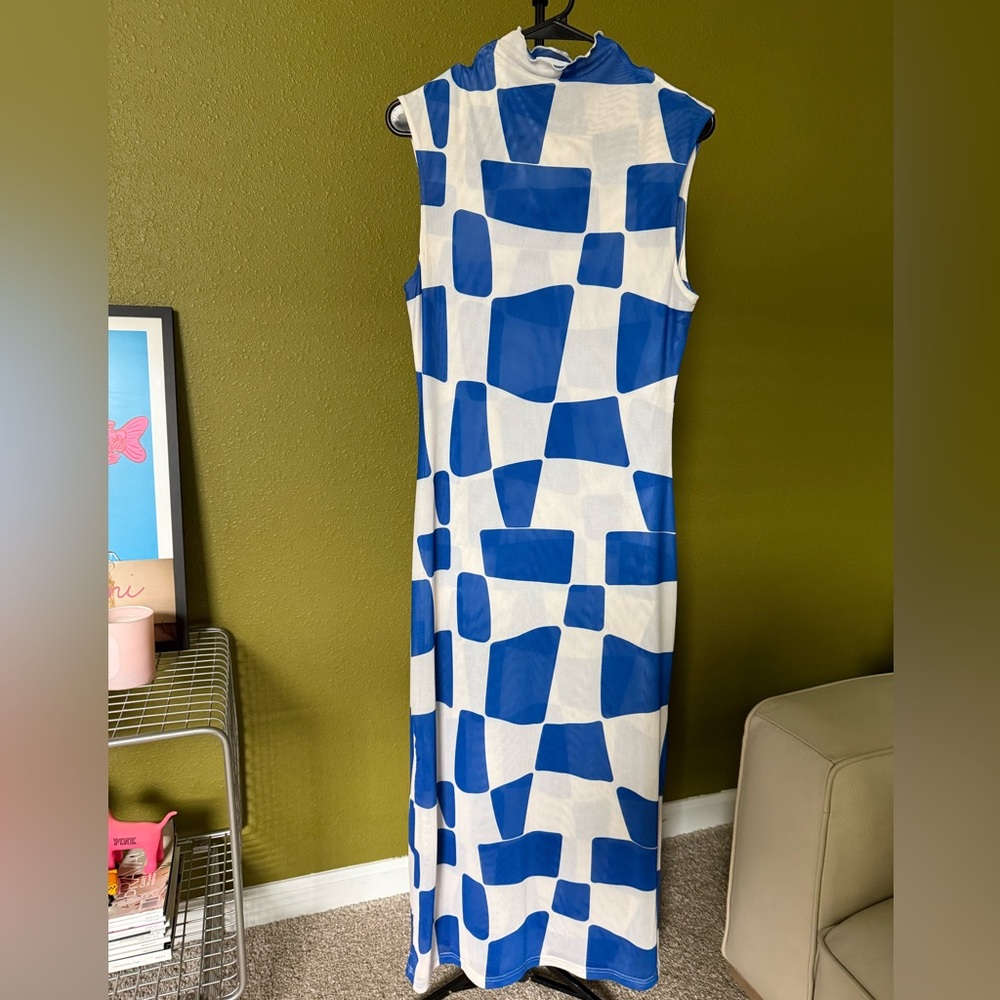 Find Me Now Blue & White Geometric Midi Mesh Dress size M